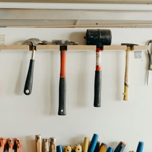 Jaki sprzęt jest potrzebny w warsztacie? Odkryj zalety zakupów w sklepie narzędziowym