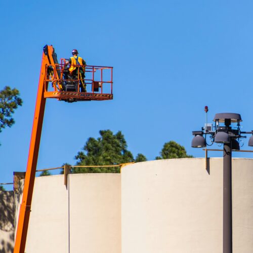 Czy można jechać podnośnikiem koszowym bez uprawnień? Wszystko, co musisz wiedzieć o podnośnikach koszowych i bezpieczeństwie pracy na wysokościach
